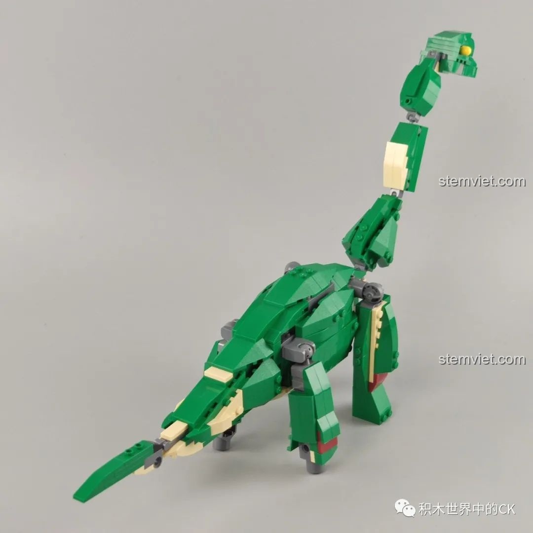 Mô hình Brachiosaurus GUDI 50102 trong tư thế vươn cổ lên cao.