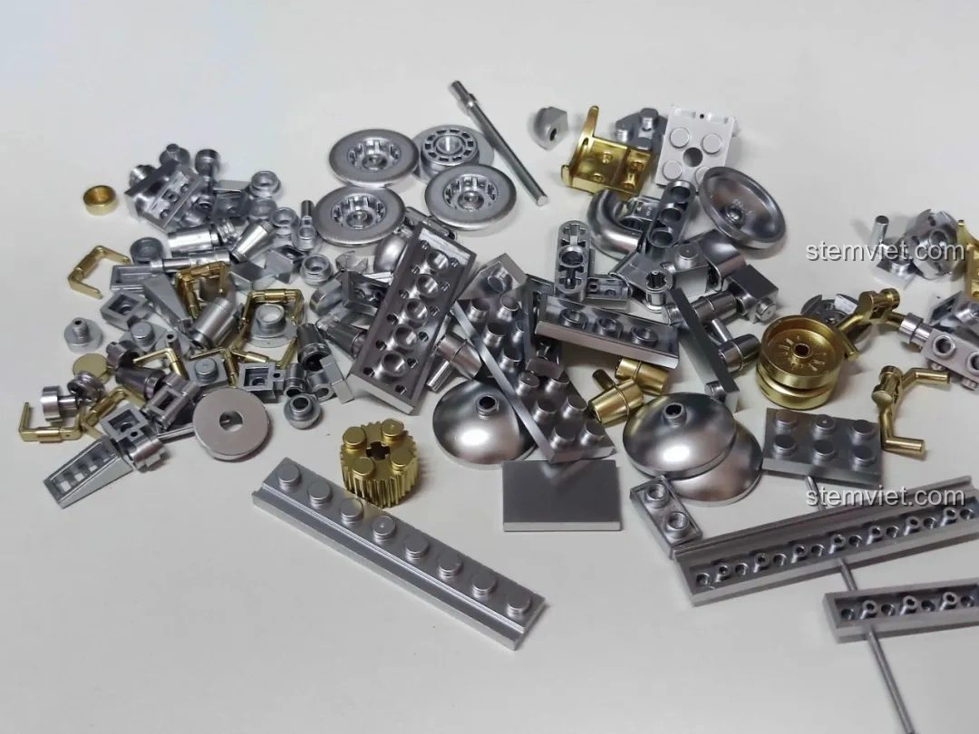 Tất cả các mảnh ghép của bộ đồ chơi lắp ráp Pinbo PB8801 Shadow Sprinter được đổ ra, sẵn sàng cho việc lắp ráp.