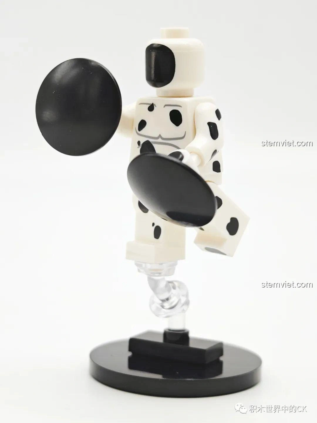 Tất cả 8 minifigure KORUIT KT1069 Người Nhện: Du Hành Vũ Trụ được lắp ráp hoàn chỉnh và trưng bày.