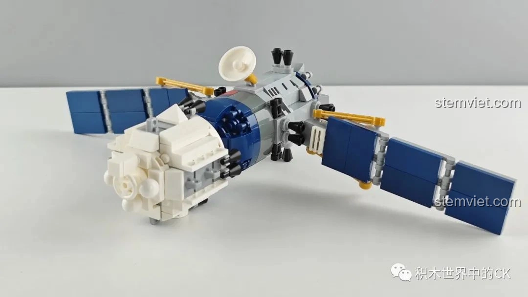 Góc nhìn cận cảnh mô hình tàu vũ trụ Thần Châu của ZHEGAO QL0281, thể hiện sự tinh xảo trong thiết kế và độ khít của các mảnh ghép.