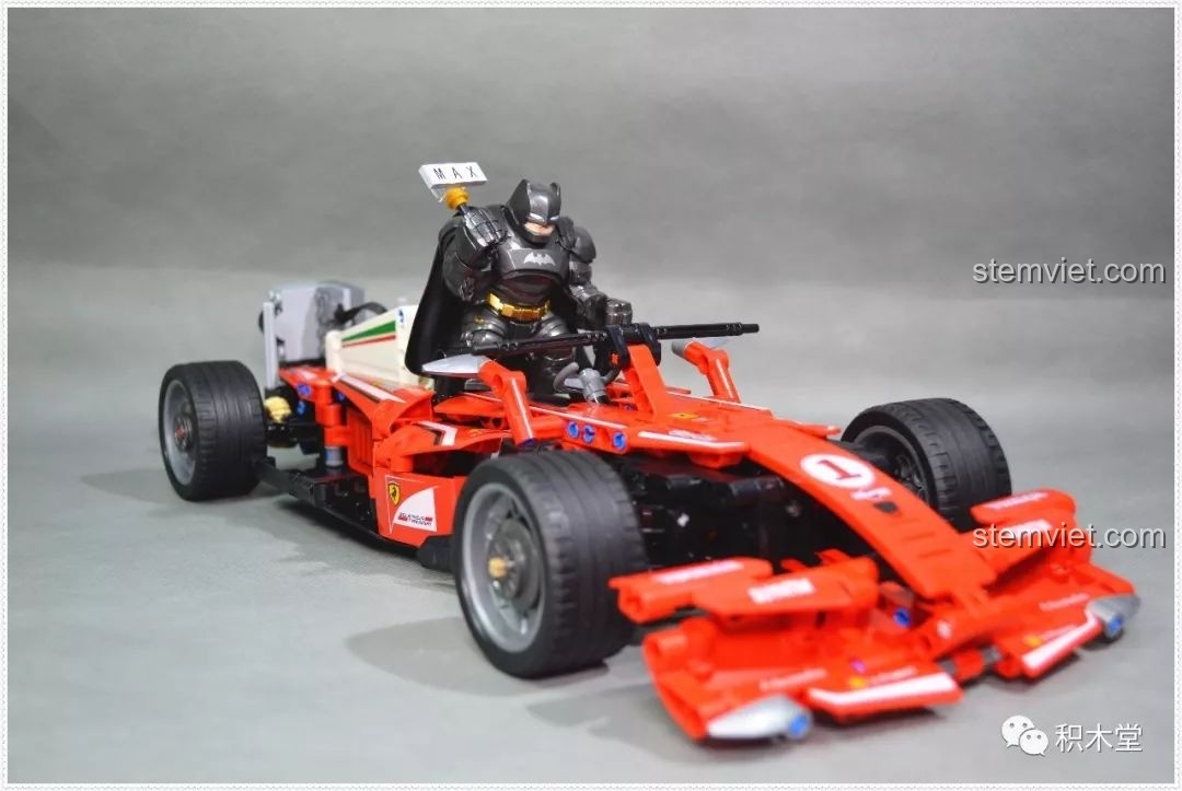 Mô hình Batman ngồi trong buồng lái của bộ lắp ráp Mô hình Ferrari F1 RC FRR-F1 xịn giá rẻ.