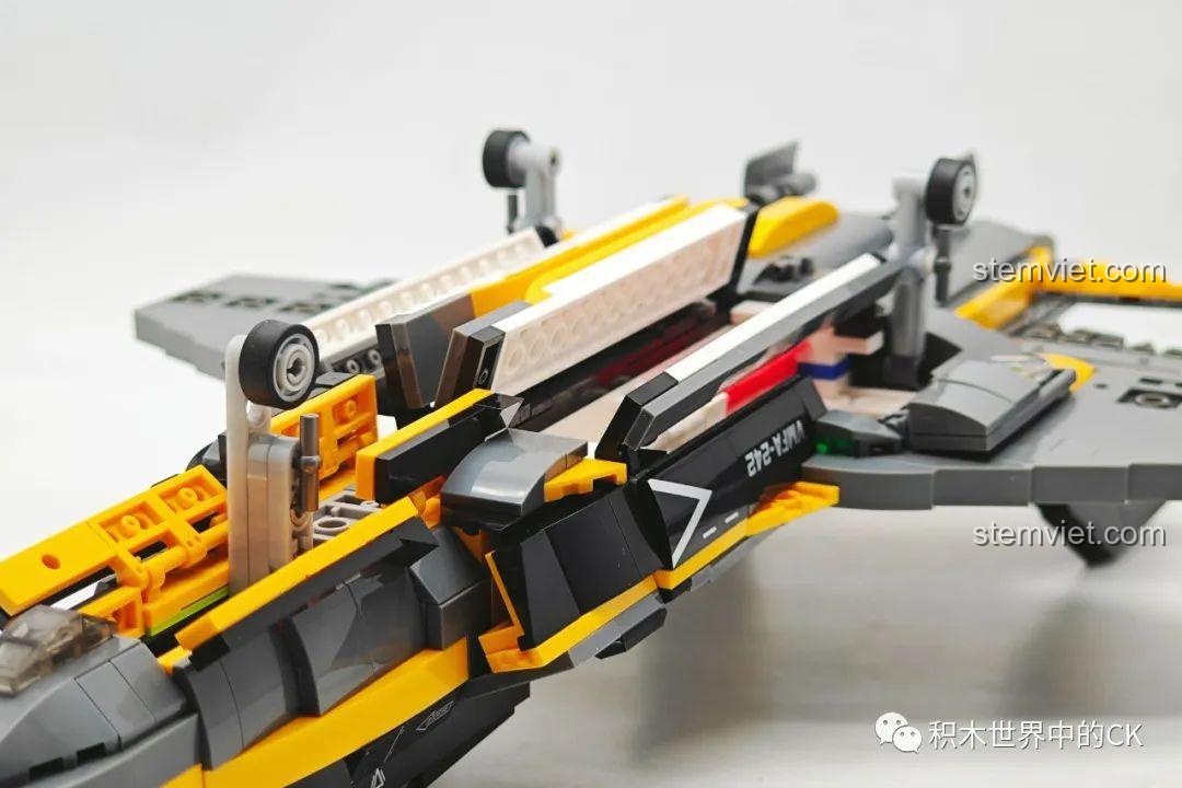 Bên trong khoang vũ khí của bộ đồ chơi Tia chớp tàng hình F-35B JIESTAR là các mô hình tên lửa chi tiết, tăng giá trị cho sản phẩm.