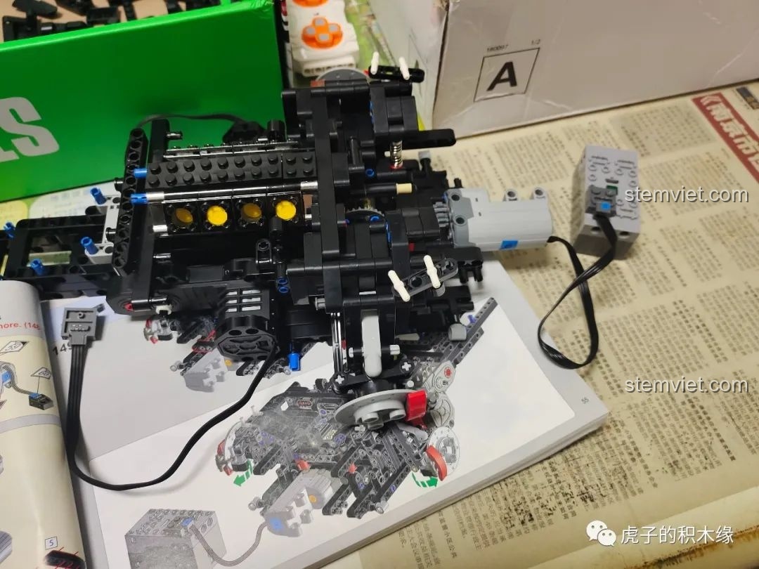 Kiểm tra lại sự liên kết và hoạt động của động cơ sau khi lắp vào khung xe Mould King 13108.