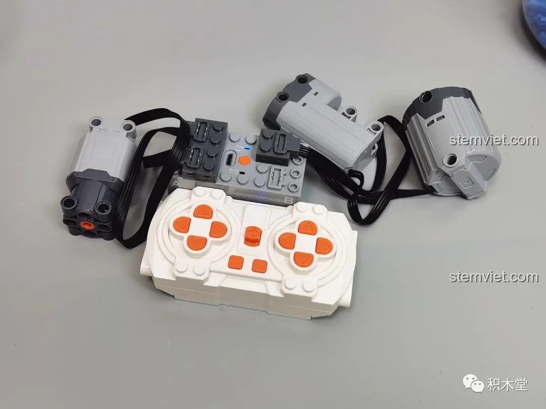 Kiểm tra hoạt động của các động cơ và pin trước khi lắp vào mô hình Xe Trộn Bê Tông Tycole T4005.