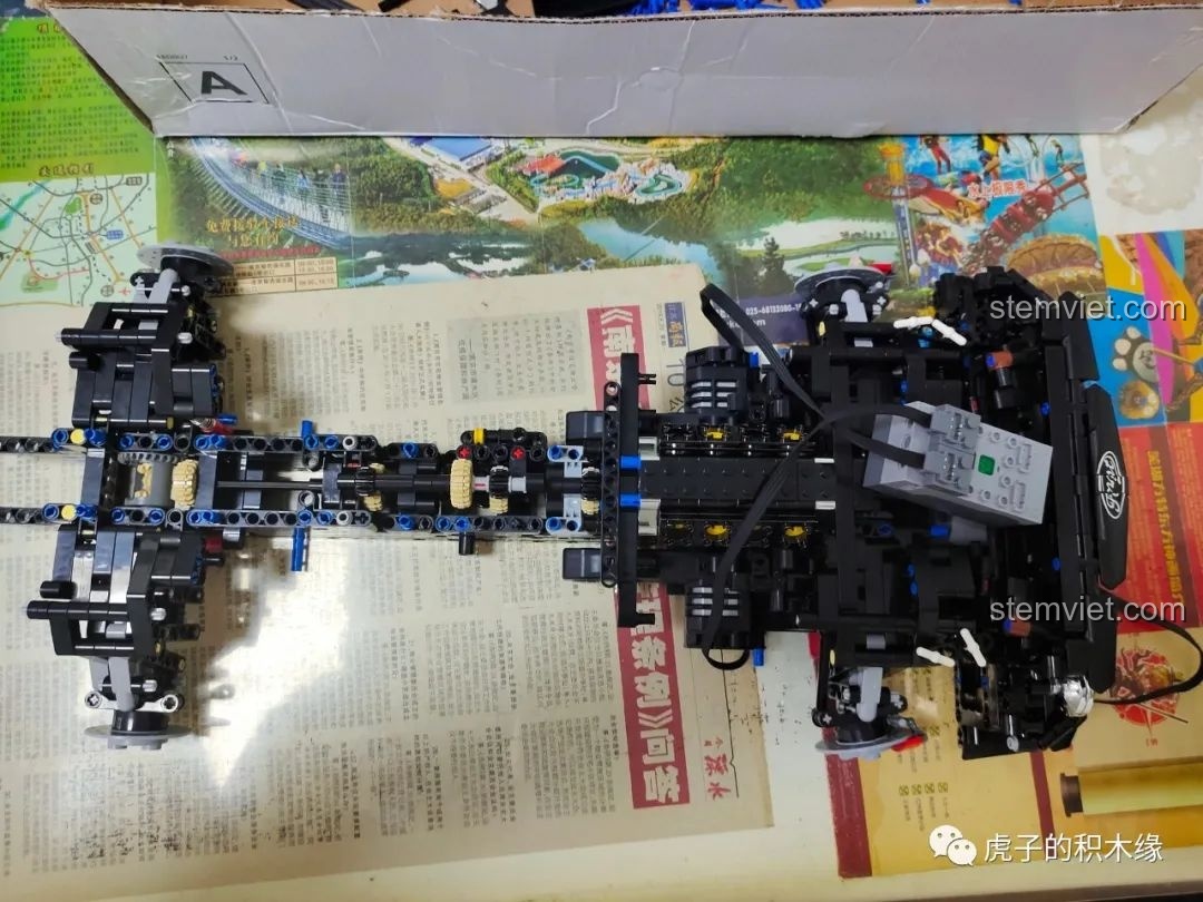 Kiểm tra hệ thống dẫn động bốn bánh của xe Mould King 13108 để đảm bảo mọi thứ hoạt động chính xác.