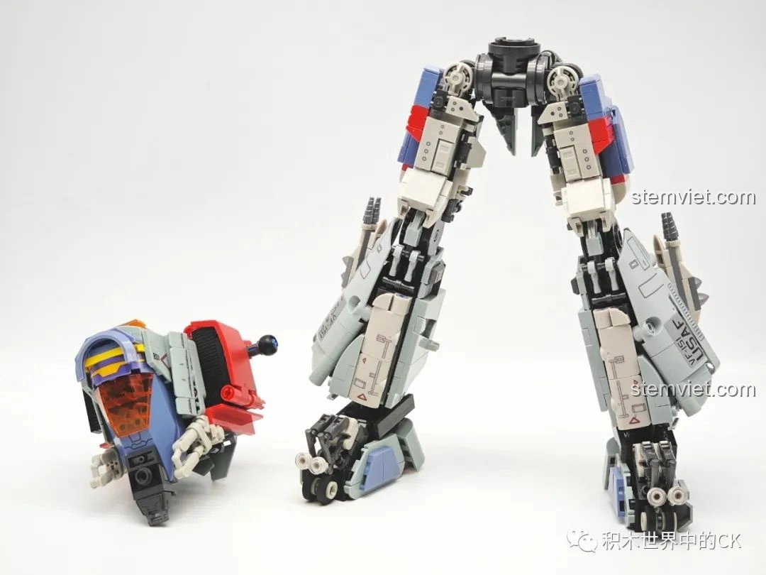 Thân và chân của mô hình Robot Biến Hình Blitzwing JIESTAR 58047 đã được lắp ráp, tạo hình dáng cơ bản.