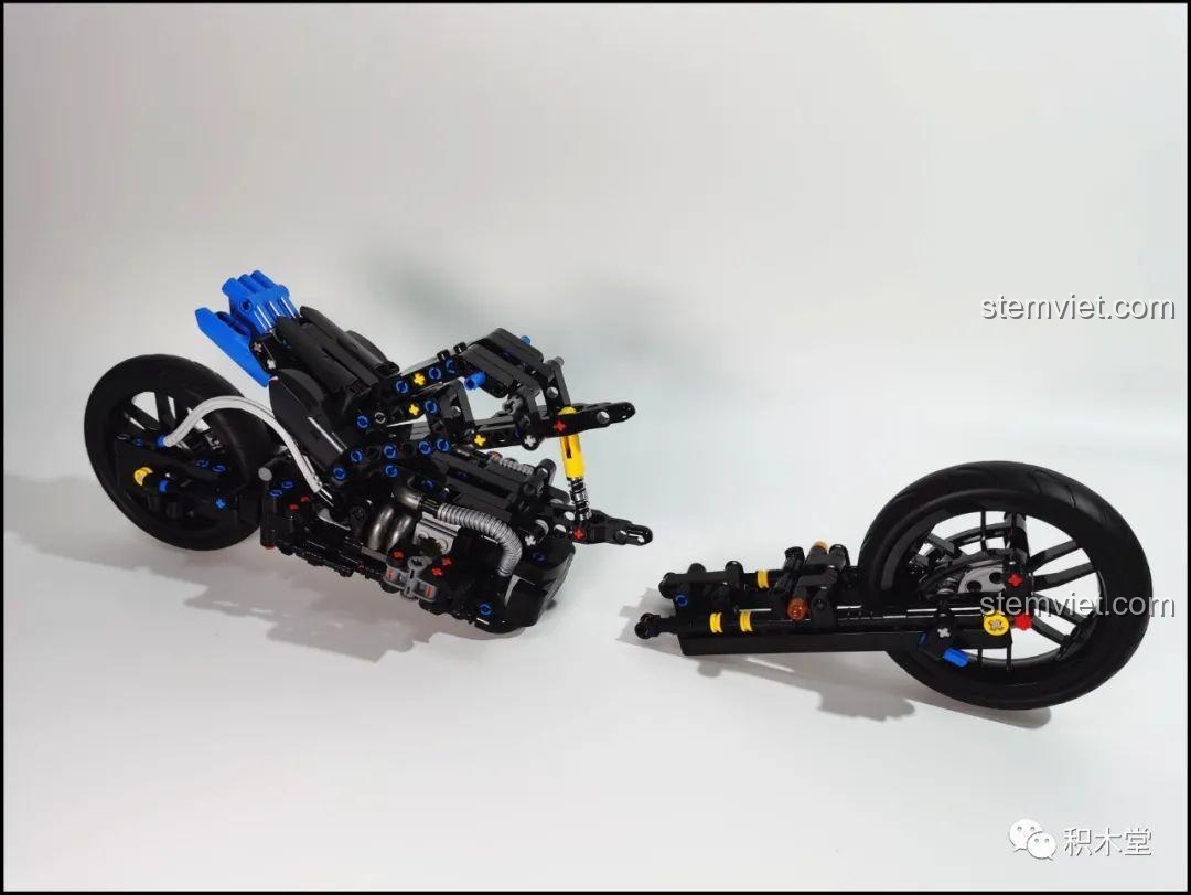 Phần thân chính của mô hình Leier 50008 Mô tô BMW R1200GS Rallye đã được lắp ráp, thể hiện cấu trúc chắc chắn.