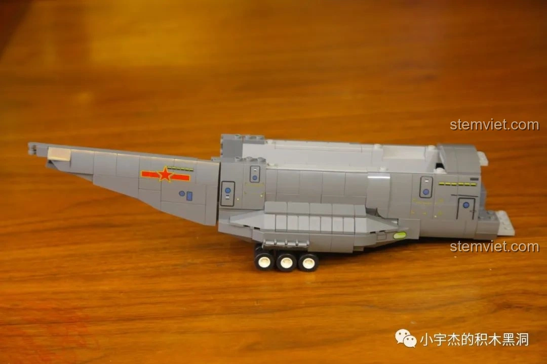 Góc nhìn khác của phần thân và đuôi máy bay vận tải quân sự Vận-20 SEMBO 202130 đang được lắp ráp