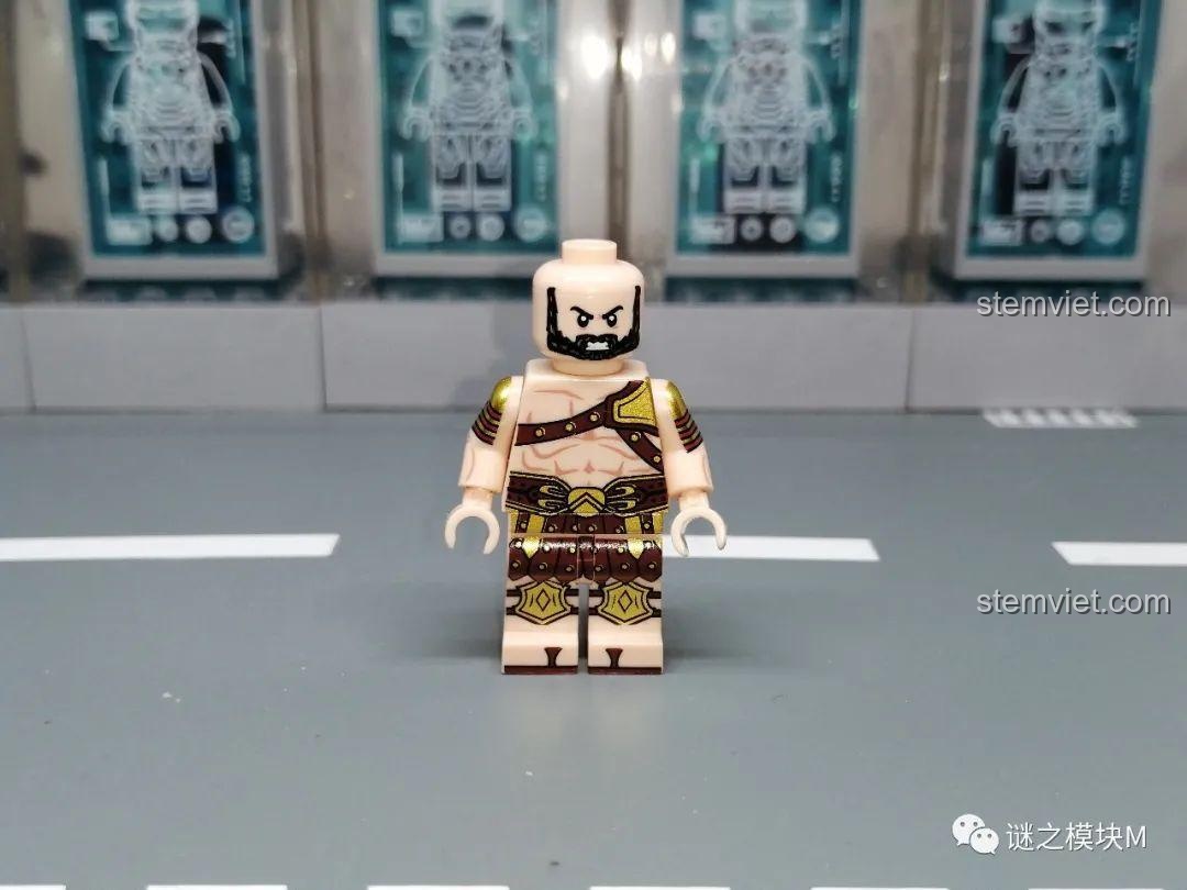Cận cảnh minifigure anh hùng Sparta XINH không đội mũ và giáp, khoe chi tiết cơ bắp. Trải nghiệm XINH 316 Chiến binh La Mã.