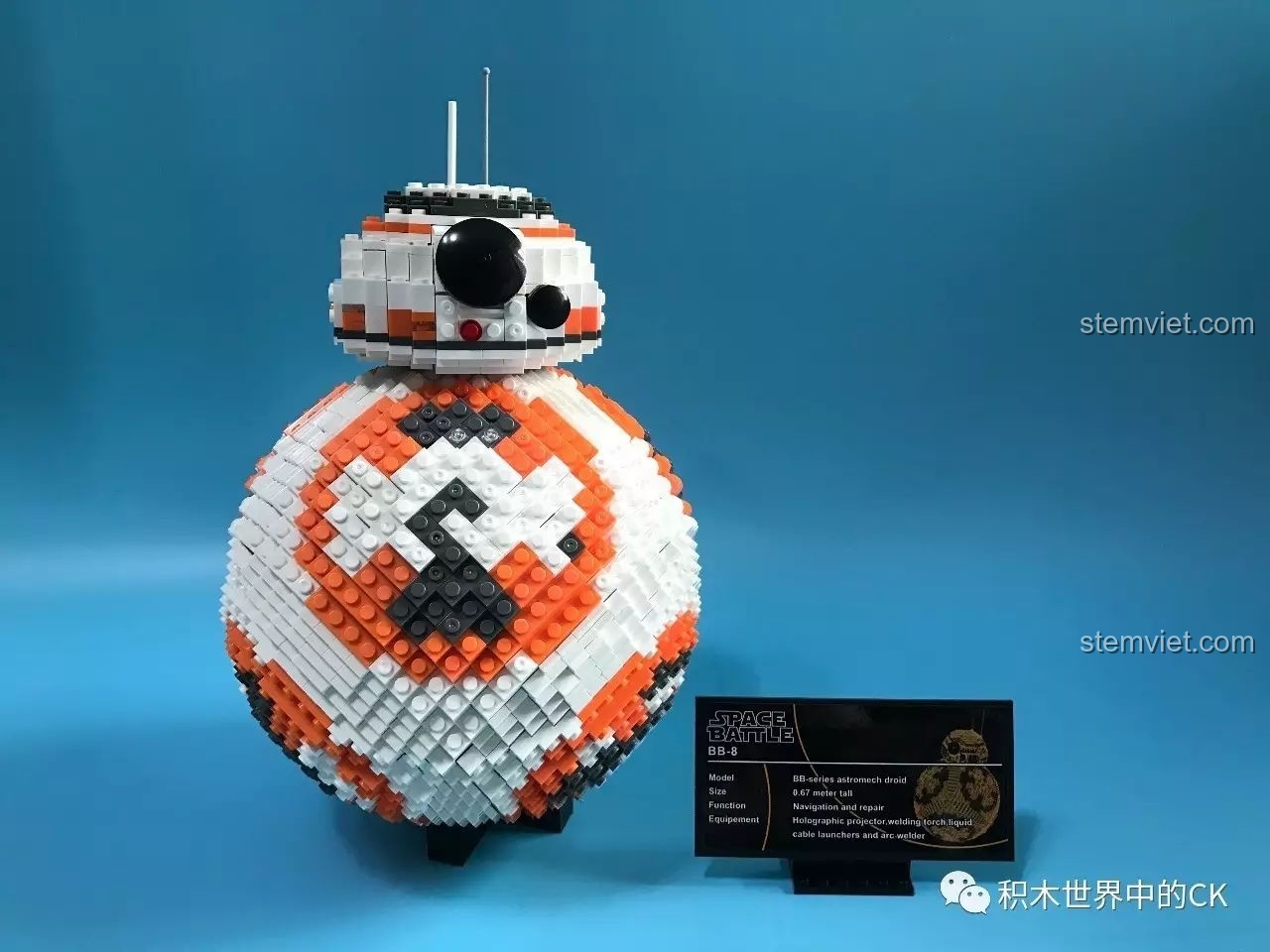 Thân hình quả cầu của robot BB-8 LELE 35020 đã được lắp ráp gần hoàn chỉnh, để lộ phần khung bên trong.