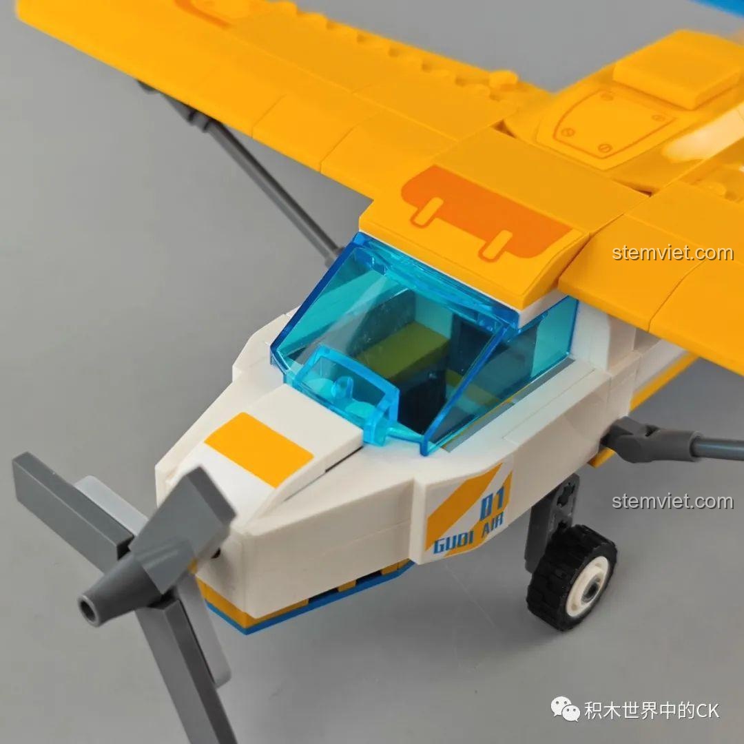 Cận cảnh phần thân máy bay tham quan Yakai GUDI 10501, hiển thị các chi tiết cửa sổ màu xanh và sticker