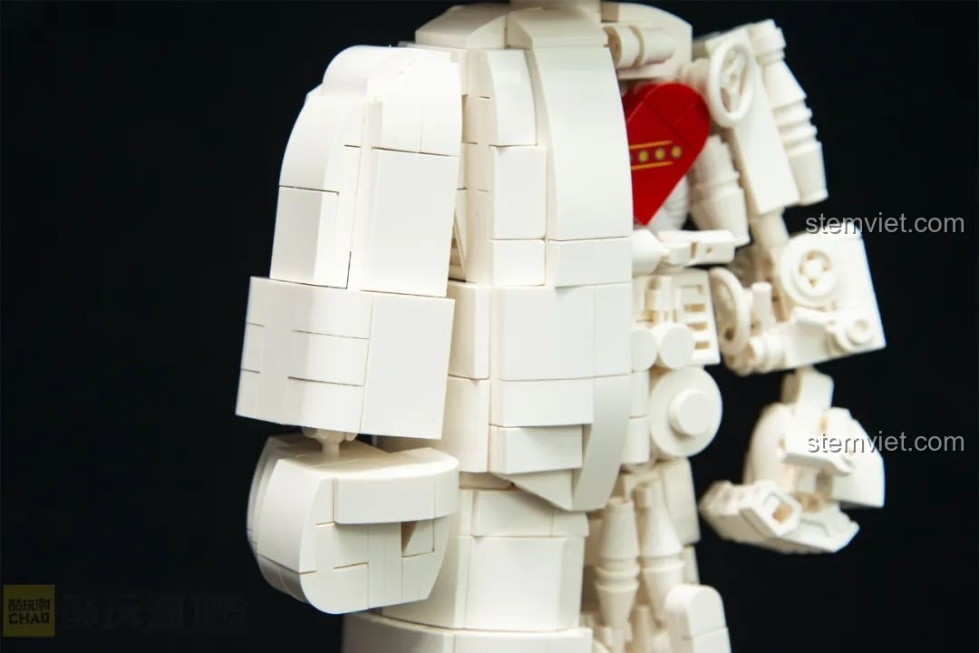 Góc nhìn bên hông của phần thân mô hình Pantasy 86206 Astro Boy màu trắng.
