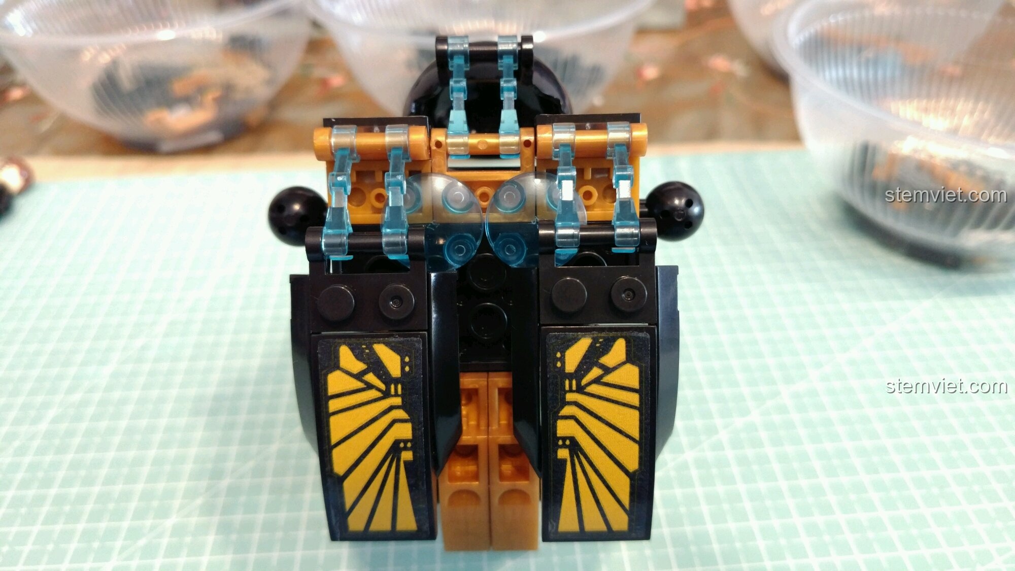 Phần thân của robot Sembo 60023 đã hoàn thiện, sẵn sàng lắp các bộ phận khác.