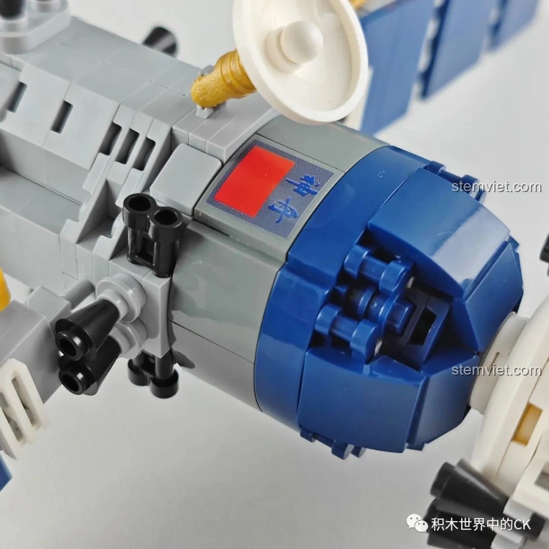 Cận cảnh phần thân giữa của mô hình tàu vũ trụ Thần Châu ZHEGAO QL0281, với các chi tiết bề mặt và logo được in sắc nét.