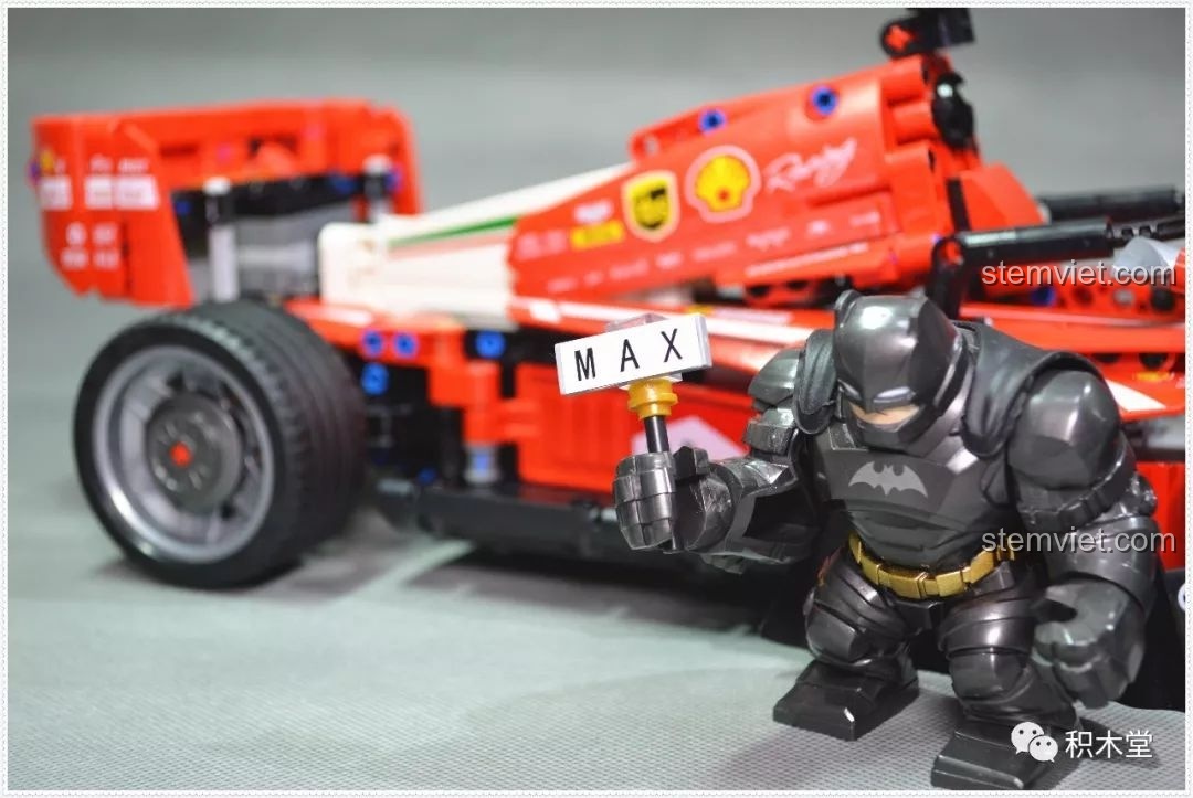 Cận cảnh thân xe và logo Ferrari trên bộ lắp ráp Mô hình Ferrari F1 RC FRR-F1.