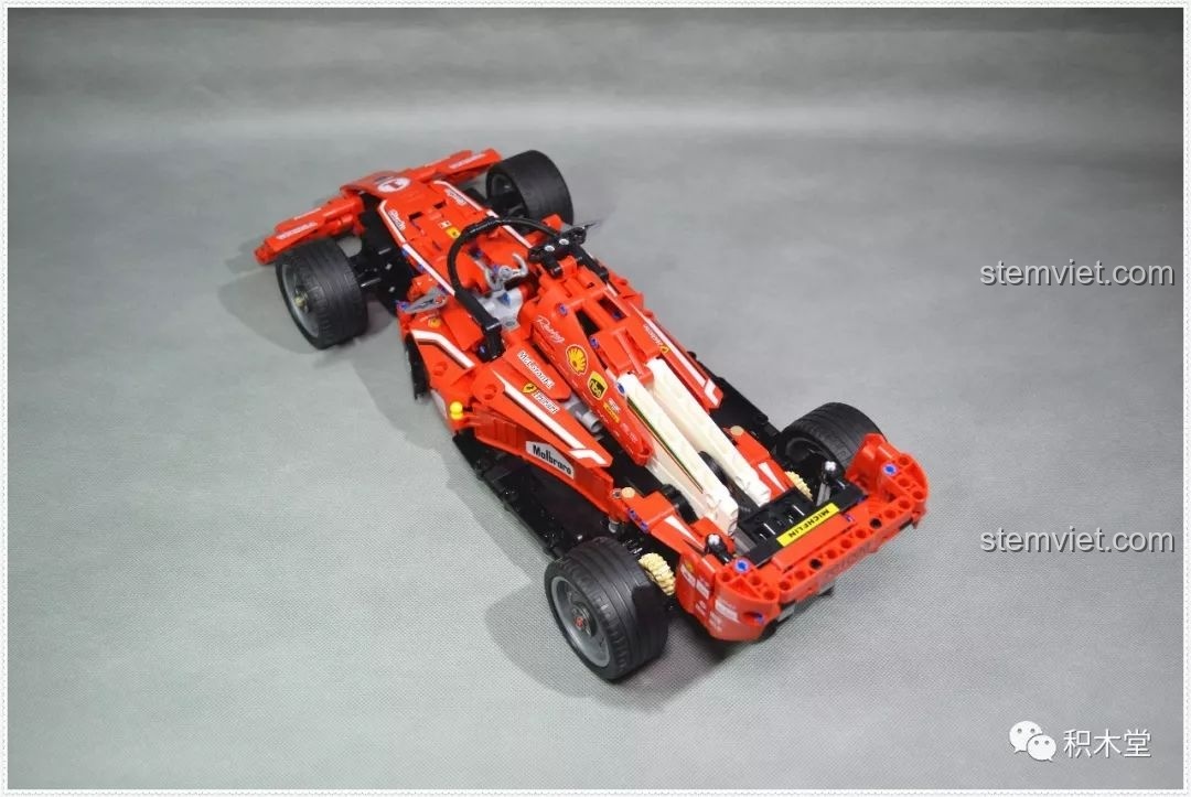 Góc nhìn từ trên cao và chéo của xe đua Sembo 701000, khoe thân xe dài và đẹp mắt.