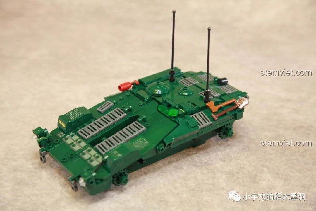 Thân xe tăng của bộ lắp ráp Sluban B1010 đã hoàn chỉnh sau khi ghép hai phần lại, sẵn sàng cho việc lắp hệ thống bánh xích.