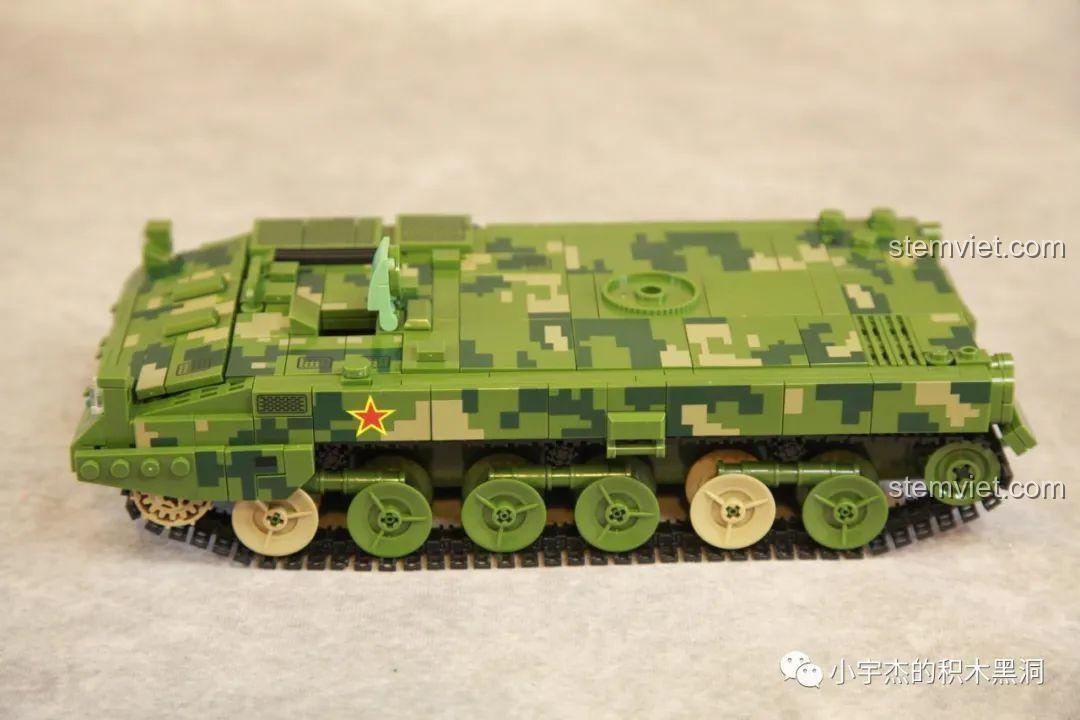 Thân xe của mô hình PGZ-09 688005 đã được phủ hoàn toàn bằng các mảnh ghép rằn ri.