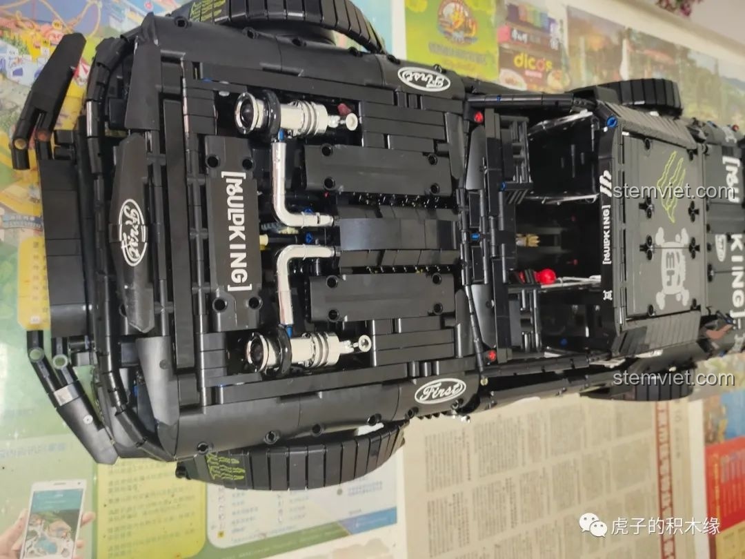 Góc nghiêng của mô hình xe cơ bắp Mỹ Mould King 13108, làm nổi bật bộ decal và thiết kế tổng thể.