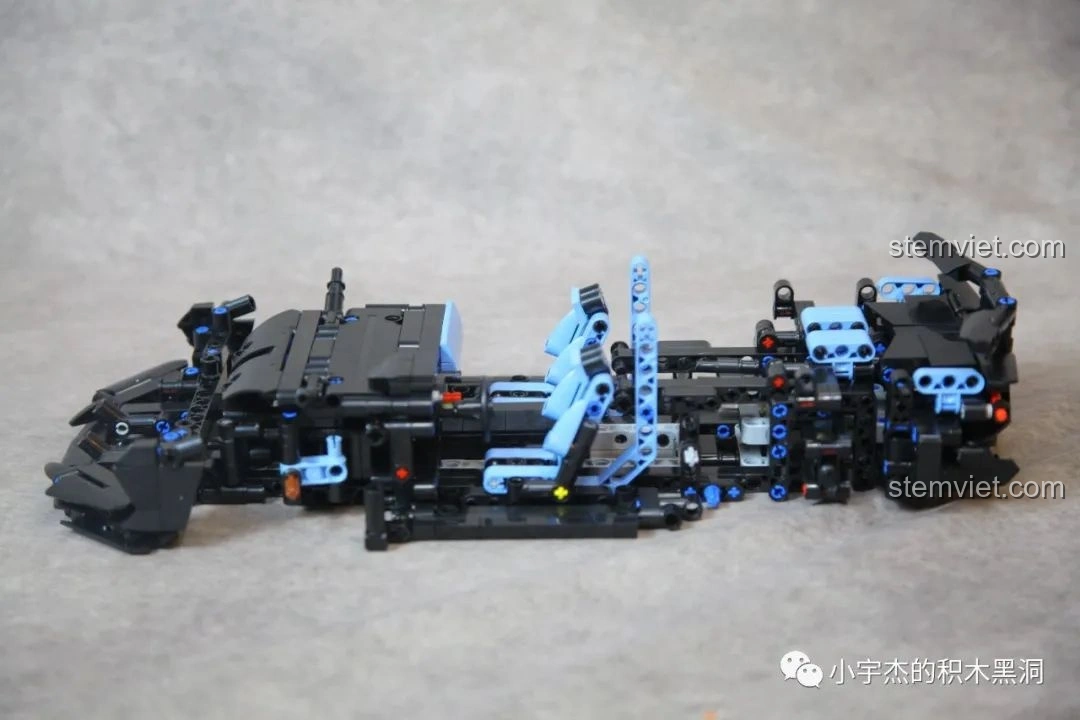 Góc nhìn ngang thân xe của bộ lắp ráp Lamborghini Sián FKP 37 Cyberpunk MK6002 đang trong quá trình lắp ráp, thể hiện dáng vẻ khí động học.