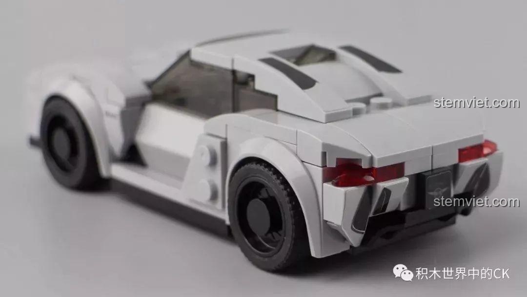 Nhìn từ bên hông, mô hình Rezvani Beast 607027 có một chi tiết thiết kế lạ là một lỗ hổng.