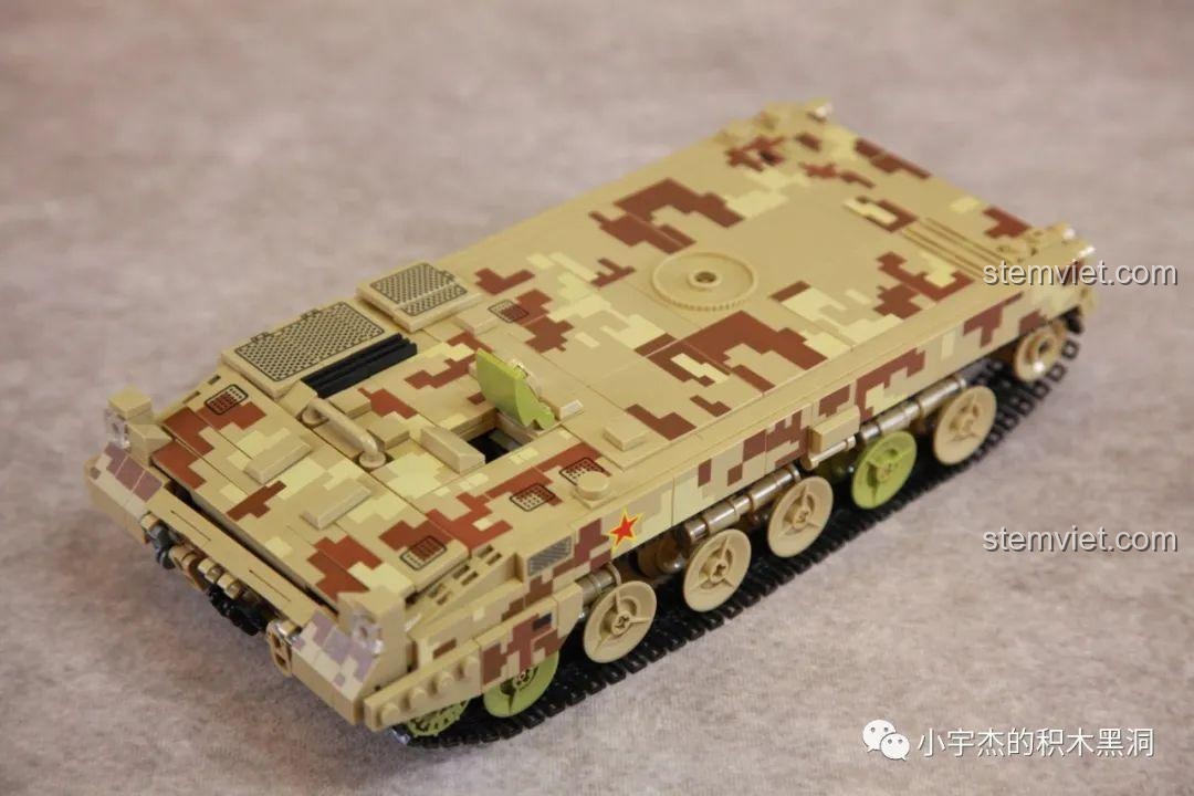 Mô hình thân xe tăng đã được bao bọc gần như hoàn chỉnh bởi các tấm giáp in rằn ri.
