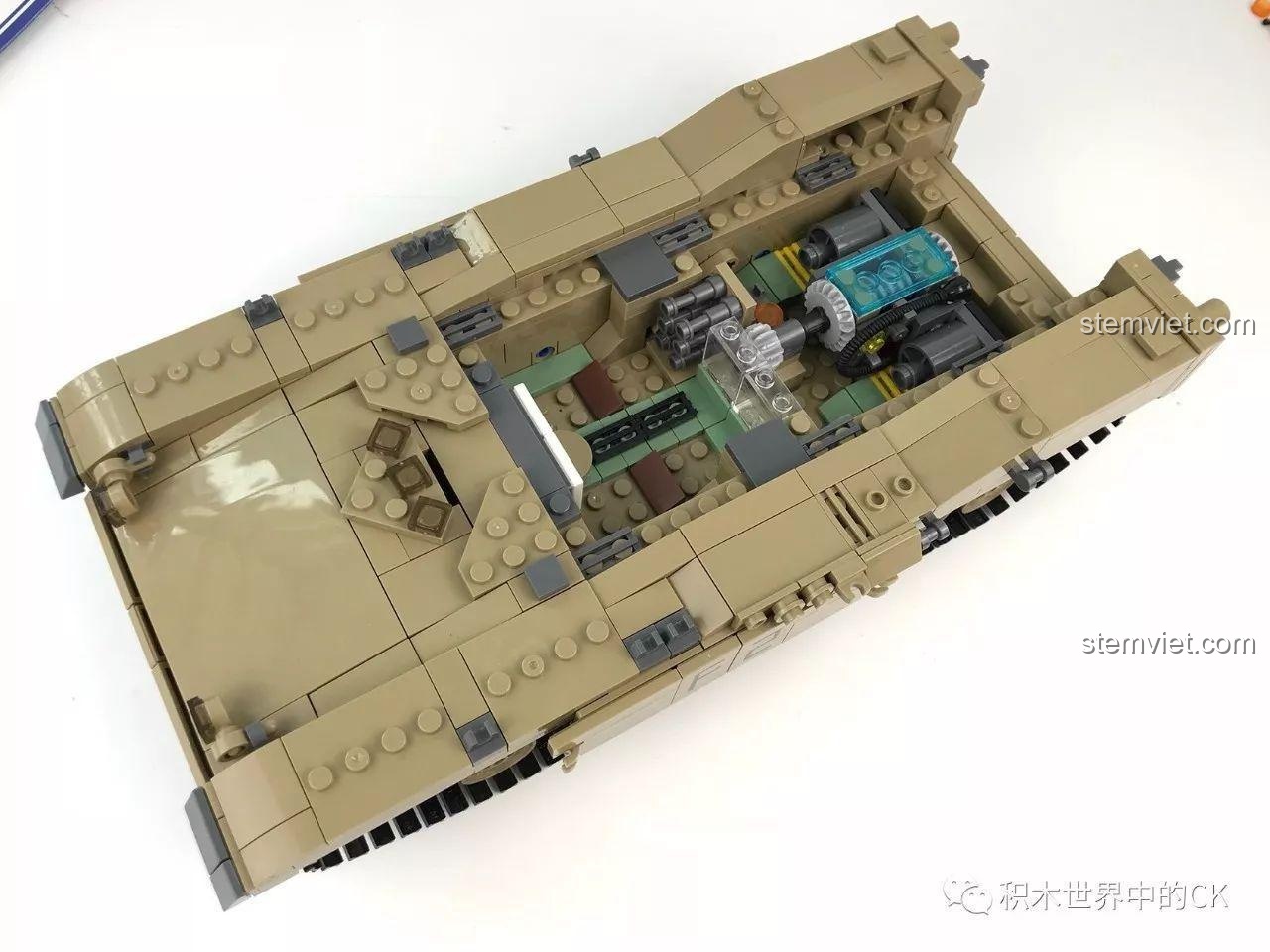 Mô hình xe tăng KAZI KY10000 với phần thân xe gần như hoàn thiện, chỉ còn thiếu tháp pháo.