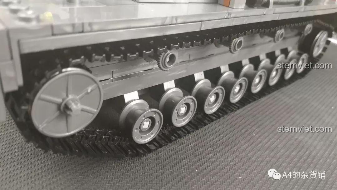 Phần thân xe tăng Panzer IV F2 đã hoàn thiện với hệ thống bánh xích, sẵn sàng cho việc lắp tháp pháo.