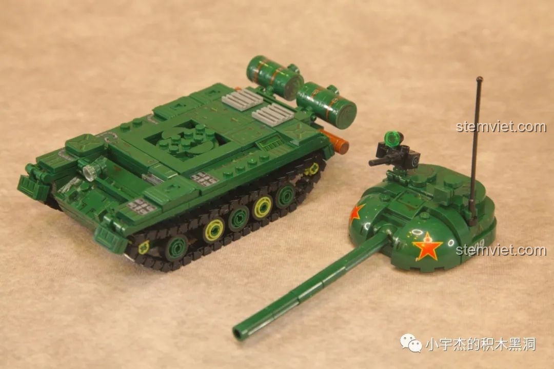 Thân xe và tháp pháo của bộ lắp ráp Xe tăng Type 59 SEMBO 203105 đã sẵn sàng để kết nối.