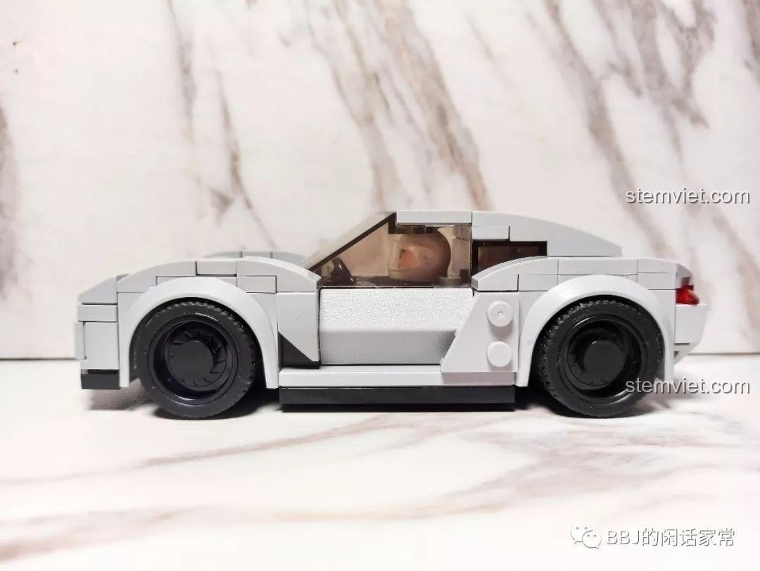 Góc nhìn bên hông của mô hình Sembo 607027, khoe trọn đường nét thiết kế thanh lịch và thể thao của xe.