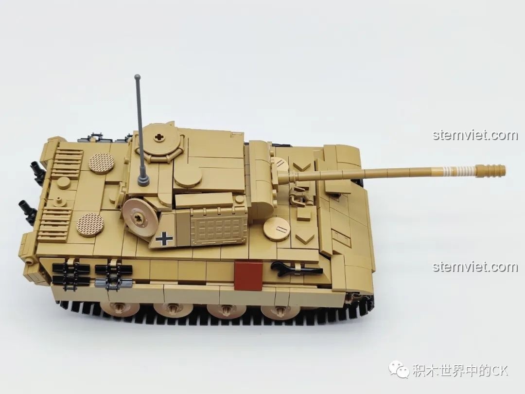 Mô hình Xe tăng Panther V C61073 nhìn từ bên hông, sticker chữ thập nổi bật trên tháp pháo.