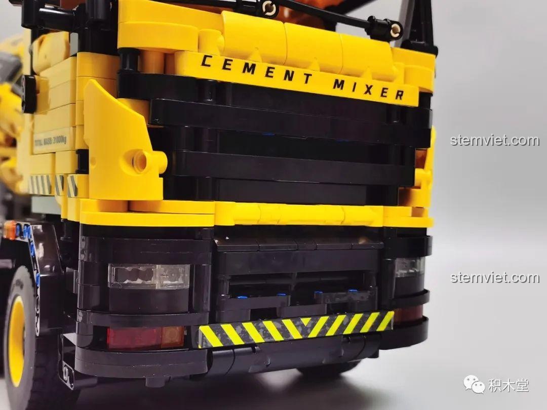 Thang leo lên thùng trộn của mô hình Xe Trộn Bê Tông Tycole T4005, chi tiết nhỏ nhưng quan trọng.