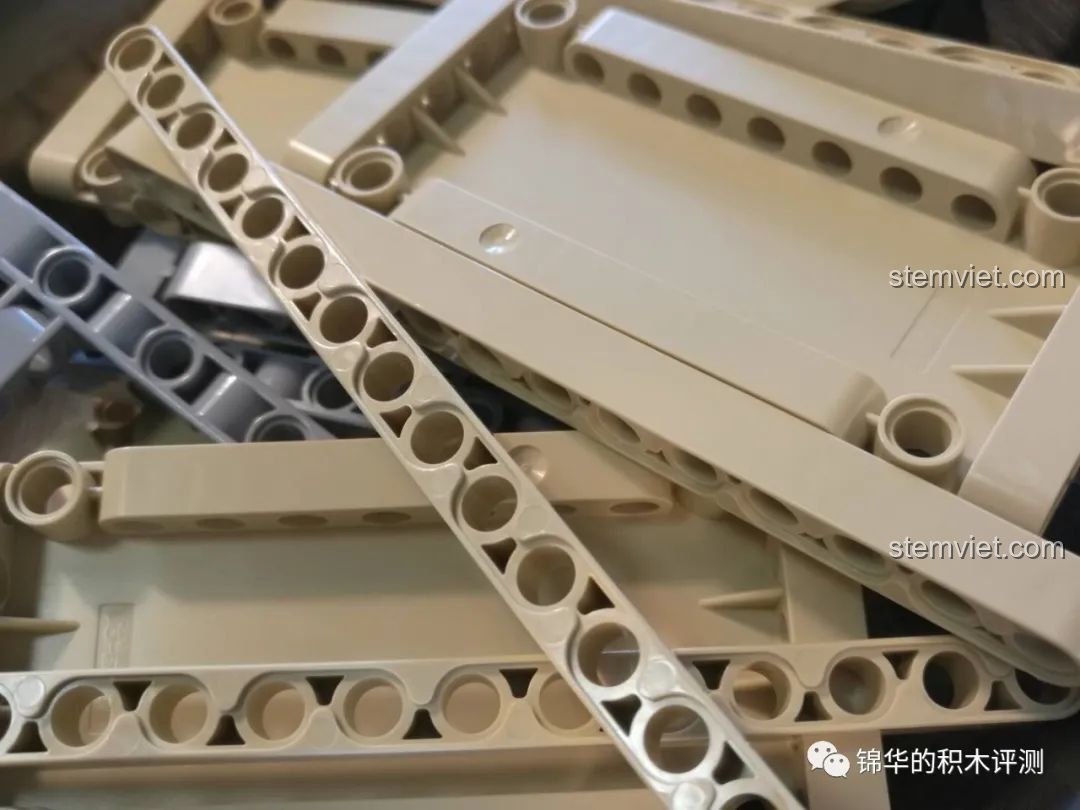 Các thanh beam dài màu cát trong túi số 1 của bộ lắp ráp Xe địa hình quân sự Marauder.