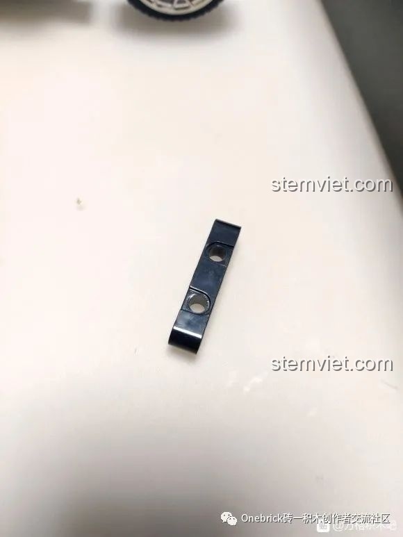 Thanh kỹ thuật màu đen của bộ lắp ráp CaDA C61022 Mazda RX-7 FC3S, dùng cho cấu trúc khung gầm.