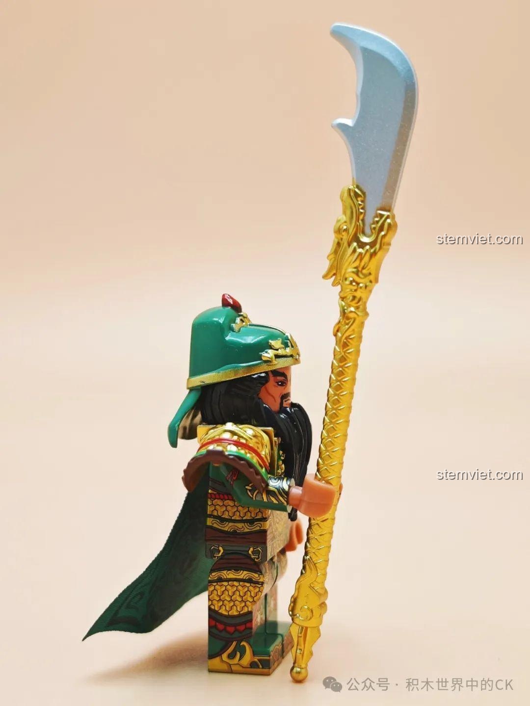 Cận cảnh Thanh Long Yển Nguyệt Đao của Quan Vũ trong bộ đồ chơi mô hình Tướng Quan Vũ thời Tam Quốc.