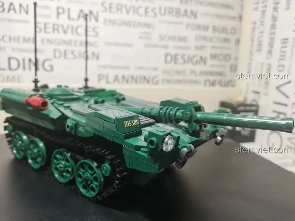 Mô hình hoàn thiện của bộ lắp ráp Sluban B1010, góc nhìn từ phía trước, khoe trọn vẻ đẹp thiết kế.