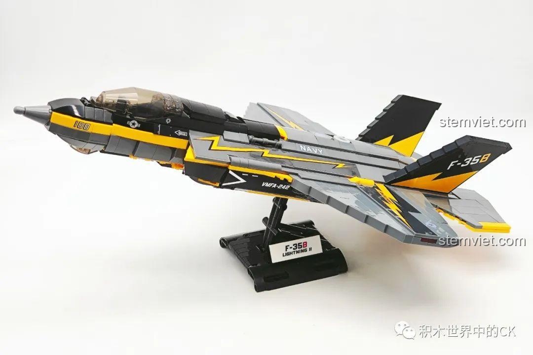 Thành phẩm bộ xếp hình Tia chớp tàng F-35B cho bé trai 8 tuổi, mô hình được trưng bày trên giá đỡ đi kèm, trông rất chuyên nghiệp.