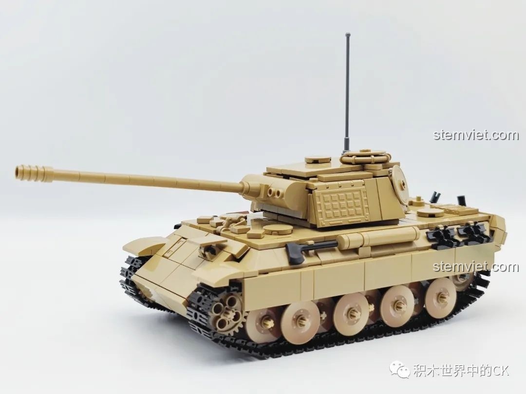 Mô hình xe tăng Panther V CaDA C61073 hoàn chỉnh sau khi lắp ráp, góc nhìn từ bên hông.