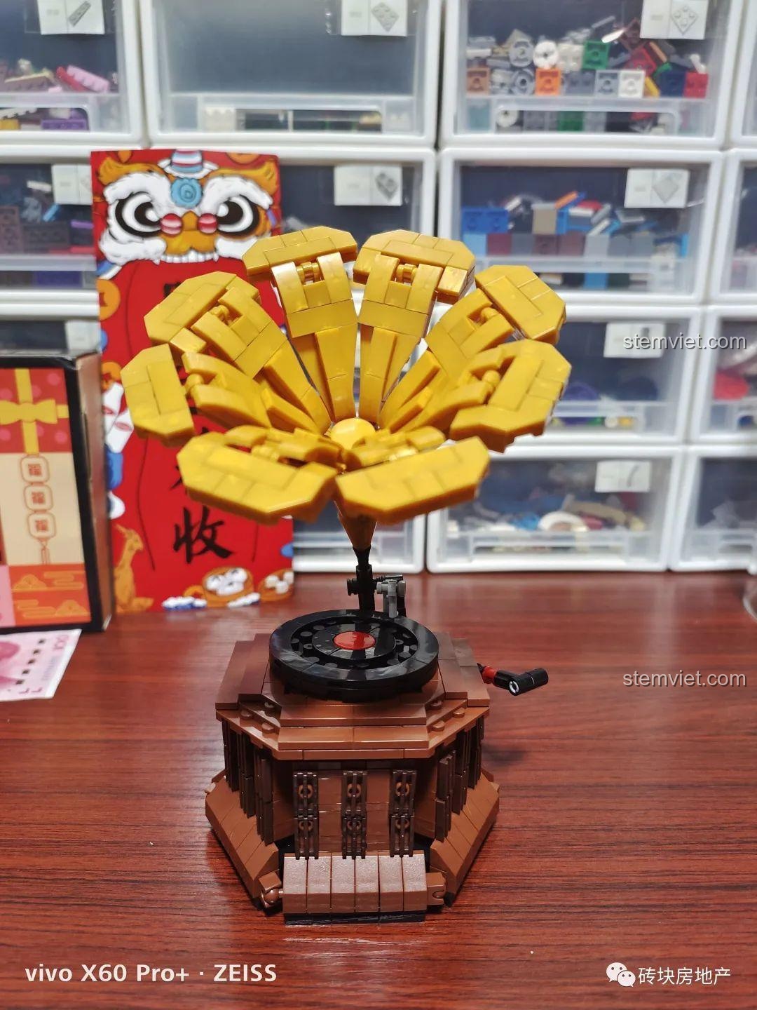 Thành phẩm cuối cùng của mô hình máy hát đĩa than Hengtai 92051 sau khi đã được cải tiến.