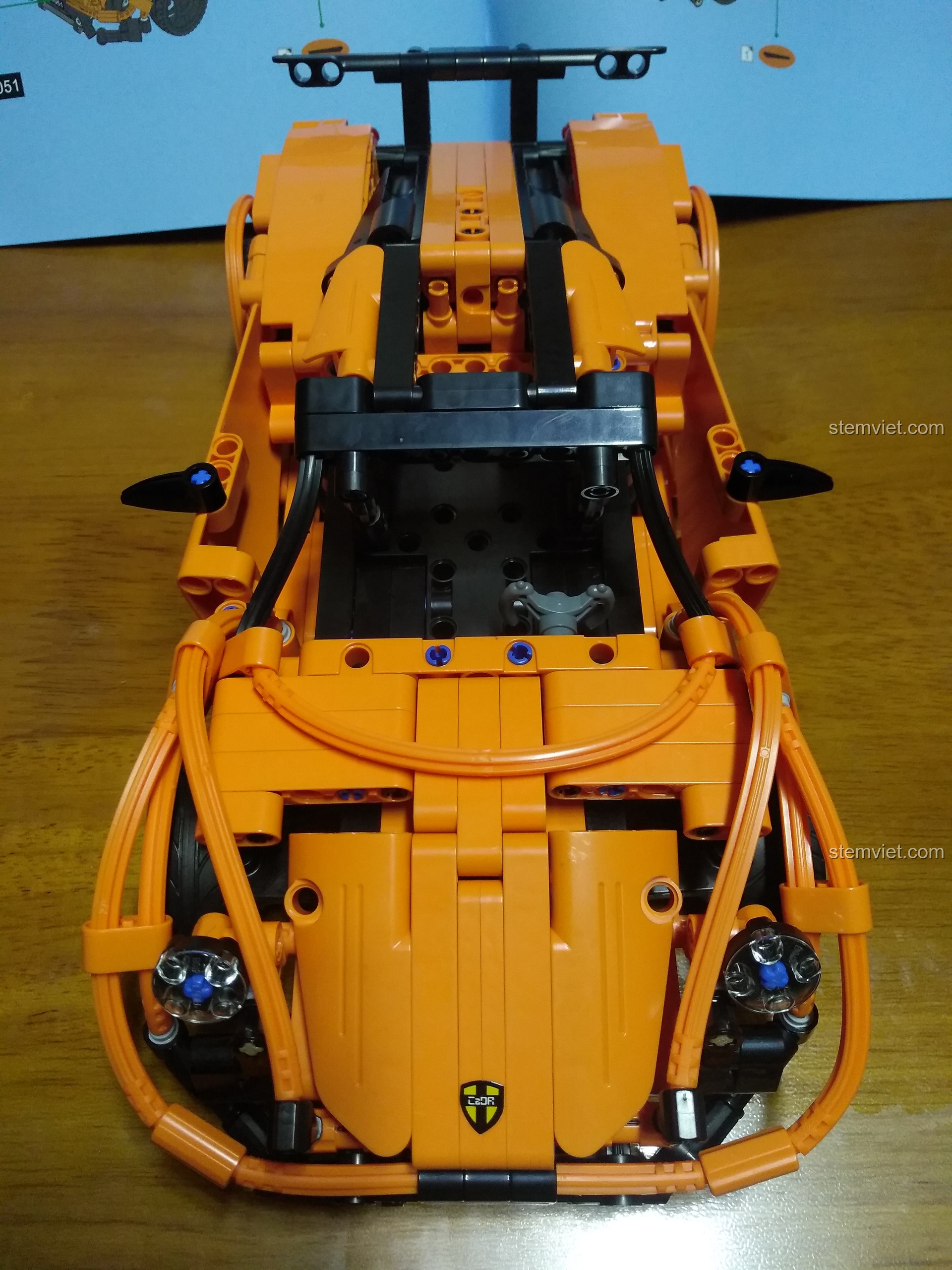 Thành phẩm đồ chơi lắp ghép Xe đua Porsche 918 C 51051 sau khi hoàn thành, nhìn từ góc chính diện.