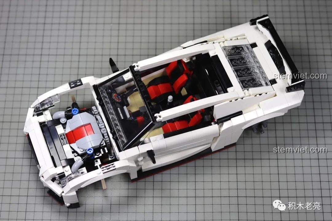 Mô hình xe đua Nissan GTR R35 lắp ráp Double Eagle 61020 màu trắng đã hoàn thiện, góc nhìn phía trước bên phải.