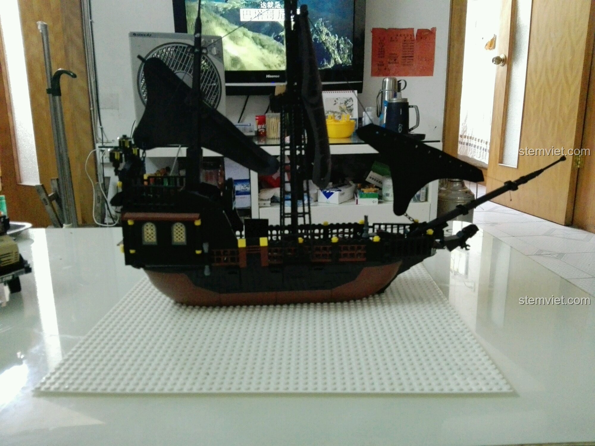 Thành phẩm hoàn chỉnh của bộ lắp ráp GUDI 9115 Tàu Ngọc Trai Đen, một chiến hạm cướp biển hùng vĩ.