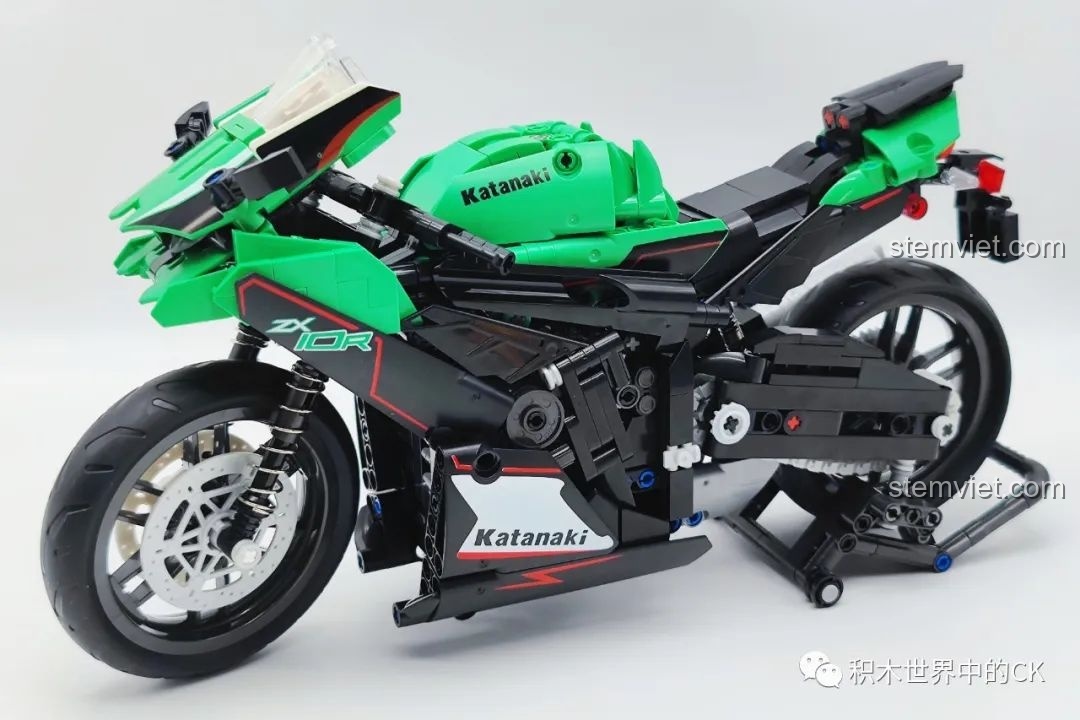 Thành phẩm hoàn chỉnh của bộ lắp ráp JIESTAR 91023 Mô tô Kawasaki Ninja, góc nhìn từ bên hông.