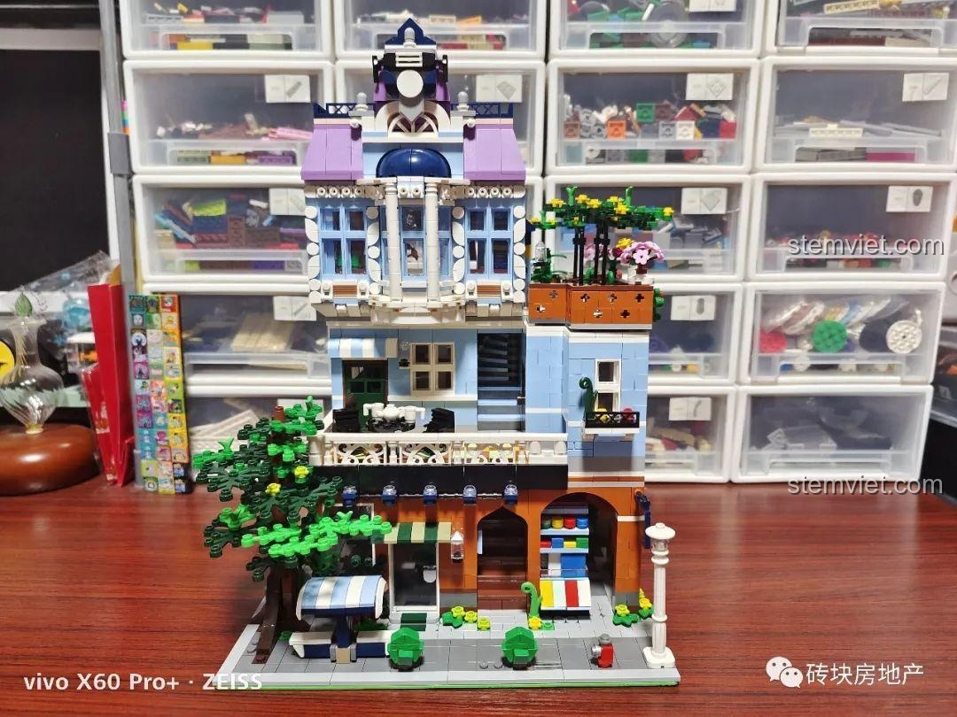 Thành phẩm hoàn chỉnh của bộ Mould King 16004 Quán Cà Phê Góc Phố nhìn từ mặt tiền.