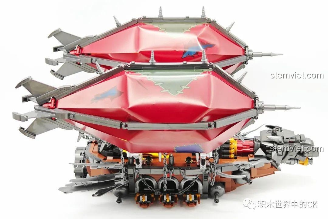 Một góc nhìn tổng thể khác của Chiến hạm Orgrim's Hammer JIESTAR 58036, thể hiện sự hầm hố.