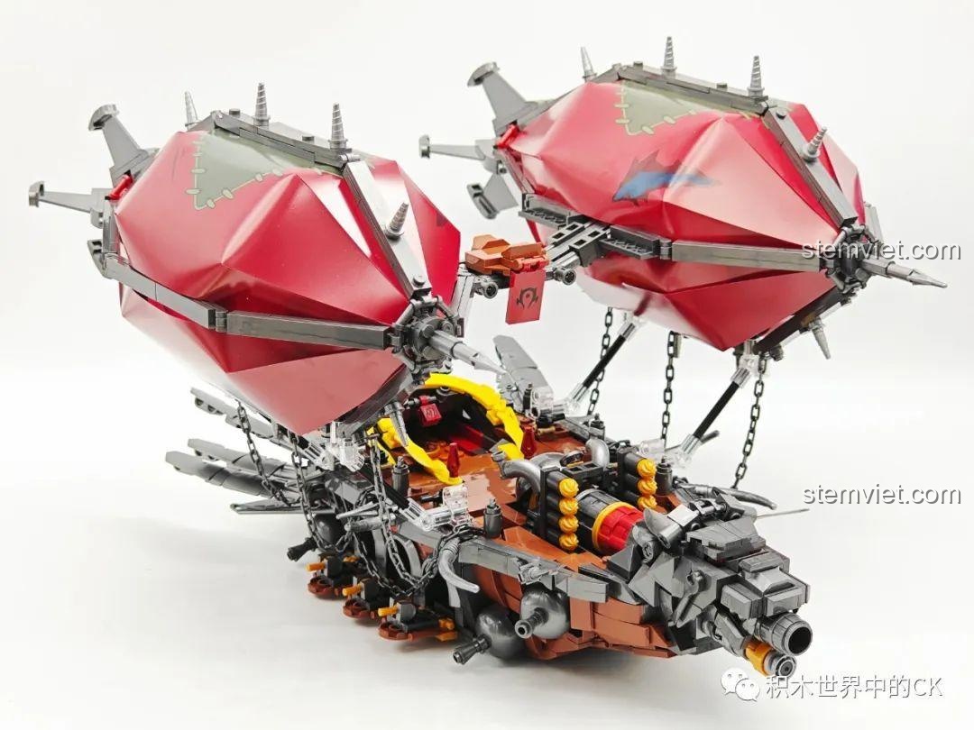 Góc nhìn từ trên cao phía sau của Tàu bay của Orgrim, làm nổi bật hai khinh khí cầu màu đỏ.