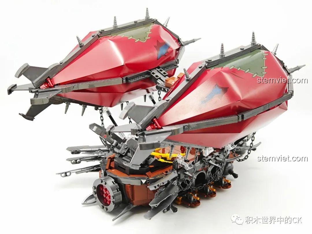 Góc nhìn từ trên cao của mô hình JIESTAR 58036, cho thấy chi tiết boong tàu và sự đối xứng.