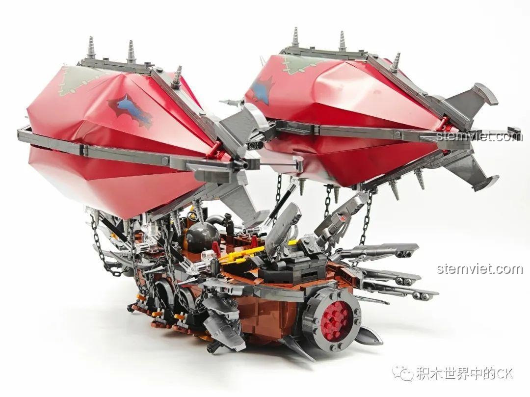 Góc nhìn từ phía sau của Khí cầu chiến đấu Orgrim's Hammer 58036, tập trung vào phần động cơ.