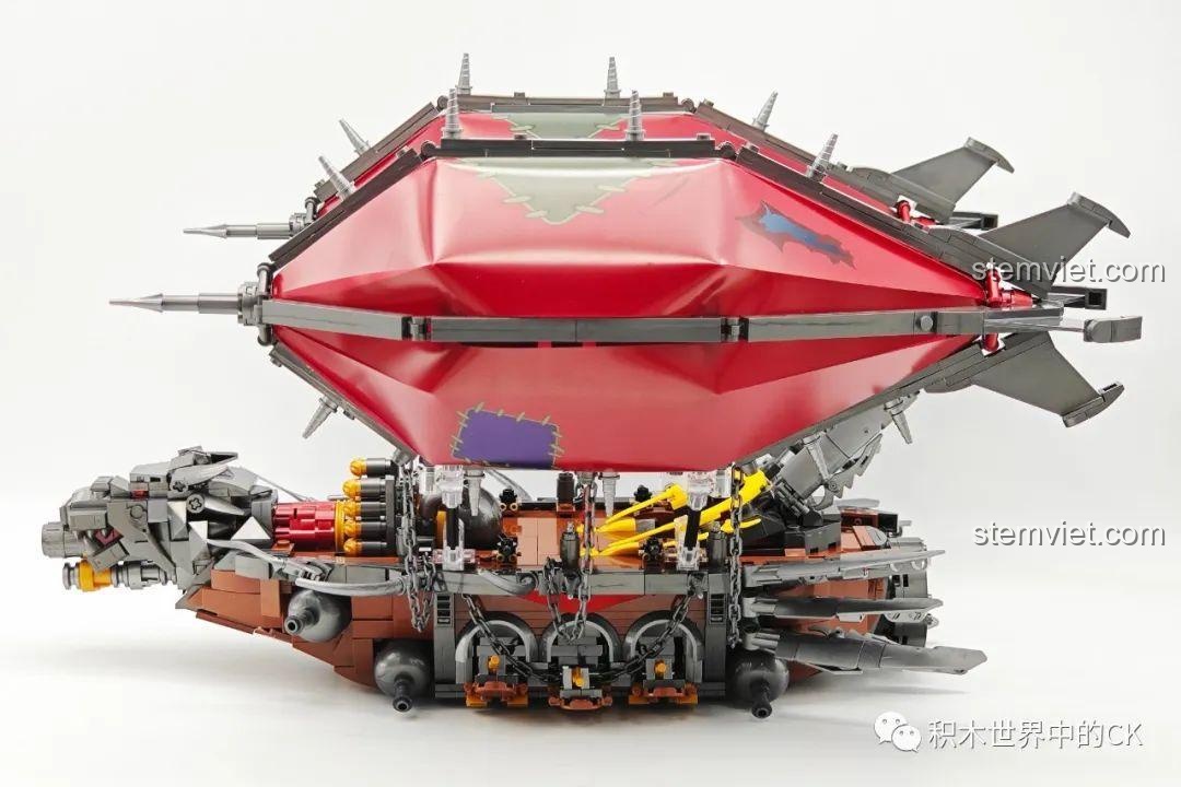 Góc nhìn bên hông của Pháo đài bay của phe Horde JIESTAR 58036, cho thấy chiều dài và chi tiết thân tàu.