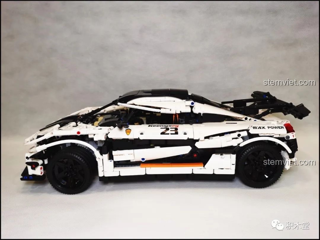 Mô hình Koenigsegg One:1 nhìn từ bên hông, khoe trọn chiều dài 47cm và thiết kế khí động học.